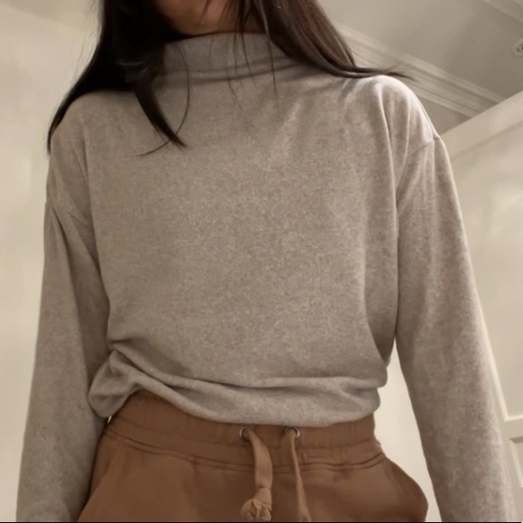 UNIQLO high neck sweater - Picture 2 of 4